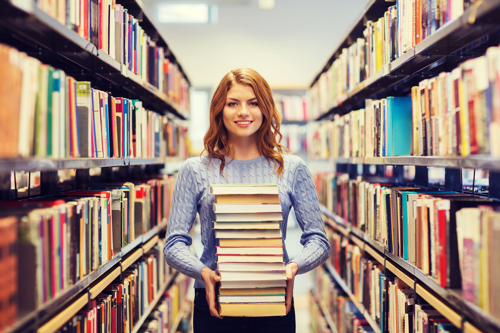 Library read. Девушка библиотекарь. Современный библиотекарь. Люди в библиотеке. Библиотекарь в библиотеке.